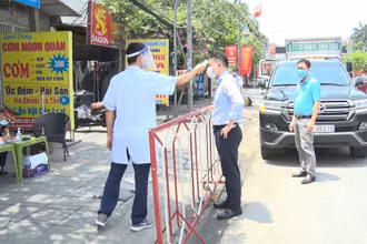 Kiểm tra thân nhiệt tại chốt kiểm dịch ở thị xã Mỹ Hào, tỉnh Hưng Yên.