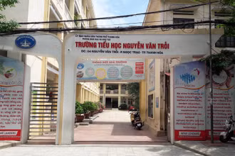 Trường Tiểu học Nguyễn Văn Trỗi ở phường Ba Đình dừng đón học sinh tựu trường, học tập trung do có 92 F2 tiếp xúc với F1 của BN 3091.