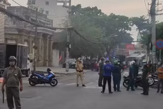 Lực lượng chức năng phong toả hiện trường nơi xảy ra vụ cháy.