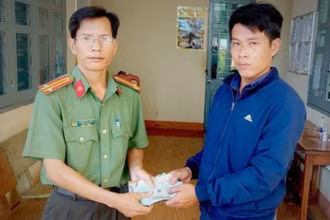 Công an xã Đồng Tiến tiếp nhận số tài sản do anh Nguyễn Thành Tâm nhặt được giao nộp.