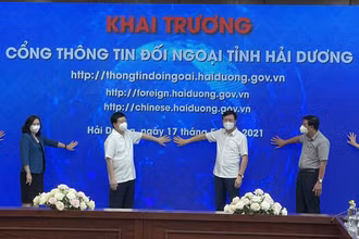 Lãnh đạo tỉnh Hải Dương nhấn nút khai trương Cổng TTĐN của tỉnh.