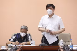 GS, TS Nguyễn Thanh Long giao nhiệm vụ cho đoàn cán bộ y tế sang Lào hỗ trợ chống dịch.