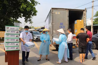Các sản phẩm sữa tươi Mộc Châu Milk đã kịp thời tiếp sức cho người dân, trẻ em và lực lượng tuyến đầu phòng chống dịch Covid-19. (Ảnh: VNM)