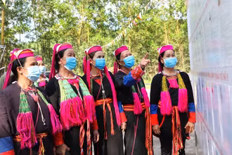 Người dân thôn Mùng, xã Dương Hưu nghiên cứu danh sách ứng cử viên trước ngày bầu cử.