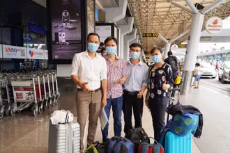 Các thành viên Bệnh viện Chợ Rẫy sang Lào hỗ trợ ứng phó Covid-19. (Ảnh BVCC)