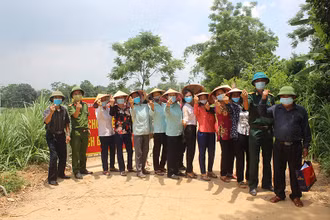 Người dân vui mừng khi được dỡ phong tỏa.