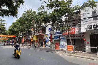 Nhiều hộ dân hai bên đại lộ Hồ Chí Minh ở trung tâm TP Hải Dương đã phải cách ly y tế do liên quan đến các ca nhiễm Covid-19.