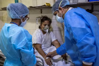 Điều trị cho các bệnh nhân Covid-19 tại Bệnh viện Holy Family, tại New Delhi, Ấn Độ, ngày 1-5-2021. (Ảnh: Reuters)