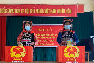 Đồng bào dân tộc Hà Nhì xã biên giới Sín Thầu bỏ phiếu bầu cử.