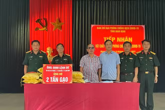 Ông Đinh Lệnh Dư ủng hộ hai tấn gạo cho công tác phòng, chống dịch Covid-19 tại Ủy ban MTTQ Việt Nam tỉnh Nam Định.