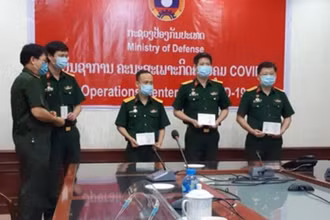 Đại tá Lê Văn Đông (bìa phải) và Đoàn chuyên gia Quân y Việt Nam nhận Huy chương Hữu nghị tại Bộ Quốc phòng Lào, ngày 19-5.