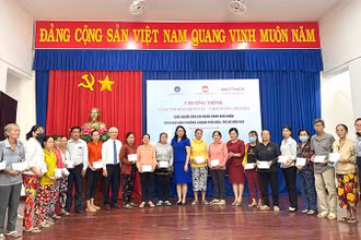 Becamex IDC trao thẻ BHYT cho người dân khó khăn do ảnh hưởng dịch bệnh Covid-19.