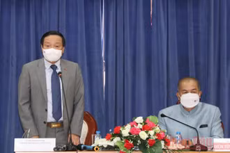 Đại sứ Nguyễn Bá Hùng (trái) và Phó Thủ tướng Lào Kikeo Khaykhamphithoune tại buổi làm việc. 
