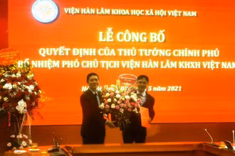 Trao quyết định bổ nhiệm đồng chí Nguyễn Đức Minh làm Phó Chủ tịch Viện Hàn lâm KHXH Việt Nam.