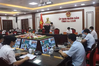 Đồng chí Trương Quốc Huy, Chủ tịch UBND tỉnh Hà Nam chủ trì cuộc họp trực tuyến về phòng chống dịch Covid-19