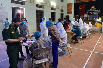 Cơ quan chức năng lấy mẫu xét nghiệm cho người dân huyện Thuận Thành (Bắc Ninh).