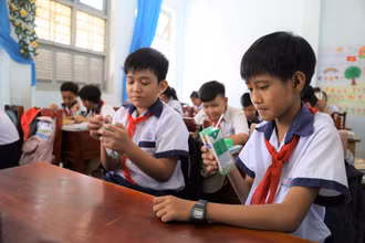 Chương trình Sữa học đường đã góp phần cải thiện chiều cao và cân nặng cho các em học sinh tại Bến Tre. (Ảnh: VNM)