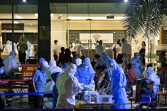 Công tác lấy mẫu xét nghiệm cho cư dân tòa Park 11 vào đêm 26-5. (Ảnh: THÀNH TRUNG)