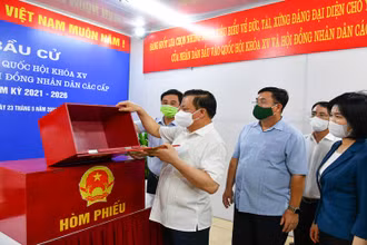 Bí thư Thành ủy Đinh Tiến Dũng cùng đoàn công tác kiểm tra công tác chuẩn bị bầu cử tại khu vực bỏ phiếu số 17, phường Định Công, quận Hoàng Mai. (Ảnh: Duy Linh)