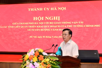 Đồng chí Đinh Tiến Dũng, Ủy viên Bộ Chính trị, Bí thư Thành ủy Hà Nội phát biểu khai mạc hội nghị.