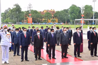 Các đồng chí lãnh đạo Đảng, Nhà nước thành kính tưởng niệm Chủ tịch Hồ Chí Minh.