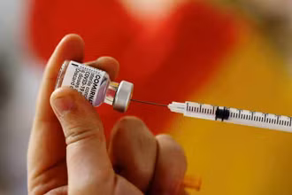Pháp sẽ tiêm chủng cho những người 18 tuổi trở lên từ 31-5. (Ảnh: Reuters) 
