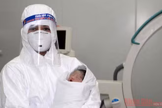 Mổ cấp cứu thành công cho sản phụ mắc Covid-19 suy hô hấp