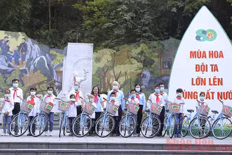 Các đồng chí đại diện Ban Tổ chức Hành trình “Em yêu Tổ quốc Việt Nam” trao xe đạp tặng thiếu nhi tỉnh Cao Bằng.