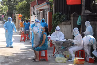 Lấy mẫu test nhanh cho người dân phường Him Lam, TP Điện Biên Phủ.