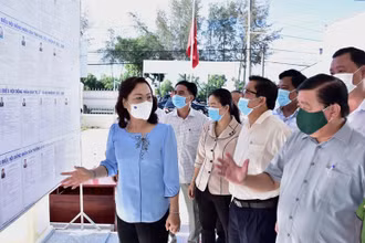 Lãnh đạo tỉnh Bạc Liêu kiểm tra công tác chuẩn bị tại các điểm bầu cử vùng xa trong tỉnh. 