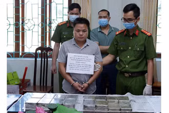 Một trong hai đối tượng cùng tang vật của vụ án tại cơ quan điều tra.
