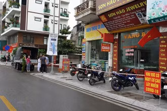 Lực lượng chức năng phong tỏa khu vực tổ 6, khu 2, phường Hồng Hà, TP Hạ Long, nơi có cửa hàng di động của bố bệnh nhân V.H.L.