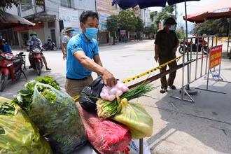Cung cấp rau xanh cho khu vực cách ly y tế tại thôn My Điền, thị trấn Nếnh, huyện Việt Yên, tỉnh Bắc Giang. Ảnh: Danh Lam