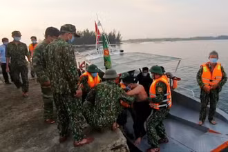 Các ngư dân được đưa vào bờ an toàn.