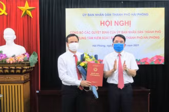 Lãnh đạo TP Hải Phòng trao Quyết định thành lập Trung tâm Kiểm soát bệnh tật Hải Phòng.