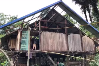 Một nhà dân ở huyện Chợ Đồn bị tốc mái do mưa gió trong chiều tối 13-5.