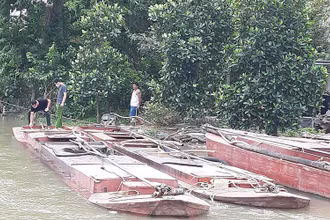 Các phương tiện hút cát trái phép bị kiểm tra, bắt giữ.