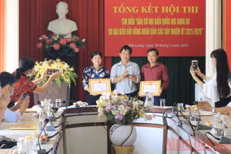 Ban tổ chức trao giấy khen cho các thí sinh đạt giải.