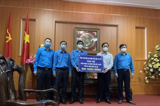 Phó Chủ tịch Tổng LĐLĐ Việt Nam Ngọ Duy Hiểu (thứ 3 từ trái sang) trao hỗ trợ tới LĐLĐ tỉnh Bắc Giang.