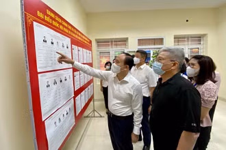 Chủ tịch Ủy ban Bầu cử thành phố Hà Nội kiểm tra công tác bầu cử tại Hoàn Kiếm.