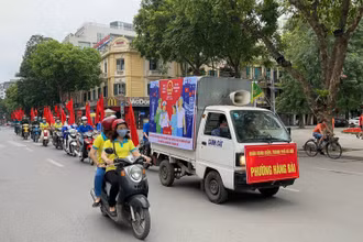 Các đơn vị đẩy mạnh tuyên truyền trên hệ thống phát thanh kết hợp cổ động trực quan, nhằm nâng cao ý thức phòng, chống dịch Covid-19 cho người dân.