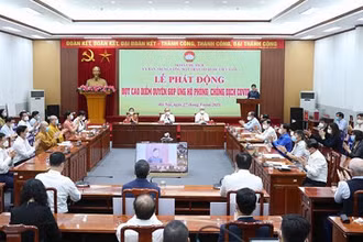 Lễ phát động đợt cao điểm quyên góp ủng hộ phòng, chống dịch Covid-19. (Ảnh: Diệp Vinh Uyên) 