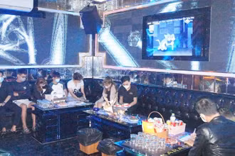 Cơ sở karaoke đông người bất chấp lệnh cấm.