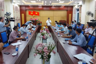 Ban Chỉ đạo phòng, chống dịch Covid-19 Nghệ An họp khẩn, triển khai công tác phòng, chống dịch, khi trên địa bàn xuất hiện ca Covid-19 đầu tiên trong cộng đồng. 