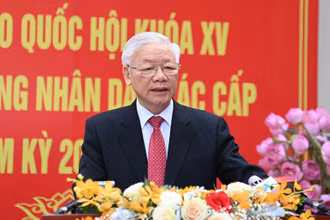 Tổng Bí thư Nguyễn Phú Trọng trả lời phỏng vấn báo chí sau khi bỏ phiếu bầu cử. (Ảnh: Đăng Khoa)