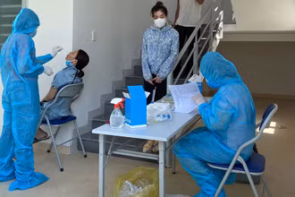Tăng cường lấy mẫu xét nghiệm sàng lọc SARS-CoV-2.