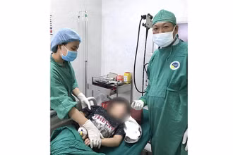 Gắp thành công đồng xu chắn ngang nắp thực quản cho bé trai 8 tuổi.