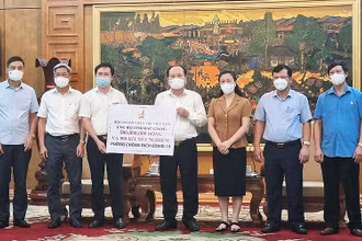 Đại diện Hội Doanh nhân trẻ Việt Nam trao kinh phí trị giá 500 triệu đồng và 500 bộ kit xét nghiệm tặng tỉnh Bắc Giang.