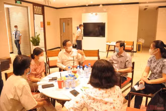 Sở Y tế làm việc với đại diện tòa nhà 65 Nguyễn Du, Quận 1. (Ảnh: HCDC)
