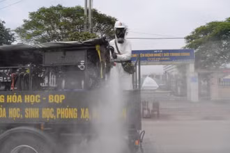 Chiều 6-5, Binh chủng Hóa học - Trung tâm ứng cứu sự cố hóa học (Bộ Quốc phòng), Bộ Tư lệnh Thủ đô tiến hành phun khử khuẩn, tiêu độc Bệnh viện Bệnh Nhiệt đới T.Ư cơ sở 2.